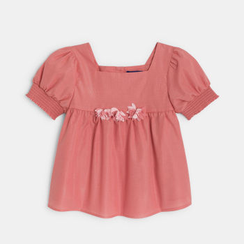 بلوزة وردية اللون عليها...